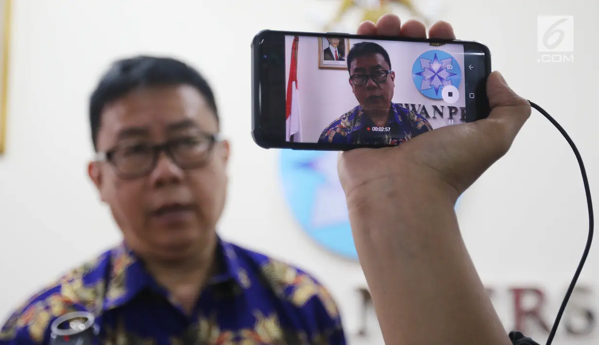 Ketua Dewan Pers Yosep Adi Prasetyo memberi keterangan di Kantor Dewan Pers Jakarta, Rabu (12/12). Dewan Pers memberi penghargaan kepada dua nama yang dianggap memiliki kontribusi besar dalam menjaga kelestarian lingkungan. (Liputan6.com/JohanTallo)