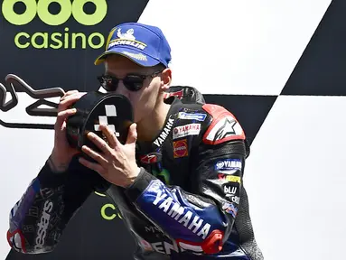 Pembalap Fabio Quartararo melakukan selebrasi usai memenangkan MotoGP Portugal di Sirkuit Algarve International dekat Portimao, Portugal, Minggu (18/4/2021). Fabio Quartararo menjadi juara dan merangsek ke urutan pertama klasemen sementara dengan total 61 poin. (AP Photo/Jose Breton)