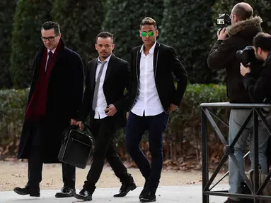 Penyerang Barcelona, Neymar (ketiga kiri) meninggalkan pengadilan nasional Spanyol di Madrid (p Neymar dan presiden Josep Maria Bartomeu akan memberikan bukti dalam kasus transfernya dari Santos ke Barcelona pada 2013. (AFP PHOTO/AVIER Soriano)