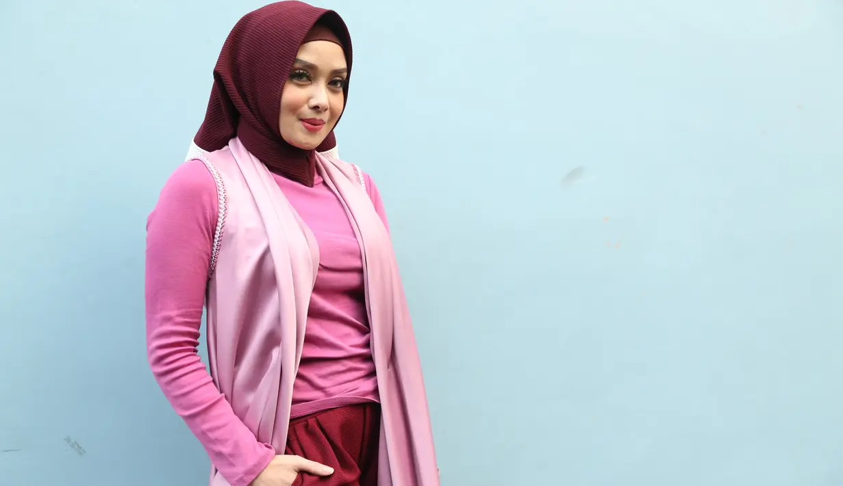 Sederet pria disiarkan dekat dengan Terry setelah wanita itu resmi bercerai. Namun hingga kini, Terry pun belum lagi terlihat menjalin hubungan spesial dengan seorang pria, apalagi sampai menikah. (Nurwahyunan/Bintang.com)