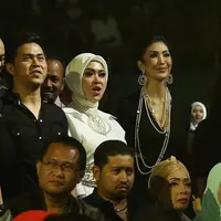 Syahrini ketika menyaksikan konser konser Rossa. (Bambang E. Ros/Bintang.com)