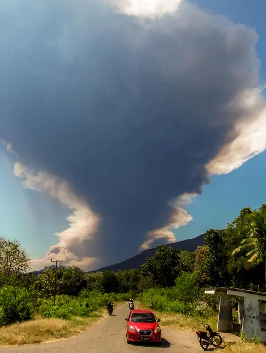 Gunung itu menyemburkan material vulkanik hingga setinggi 18 ribu meter dari puncaknya. (ARNOLD WELIANTO/AFP)