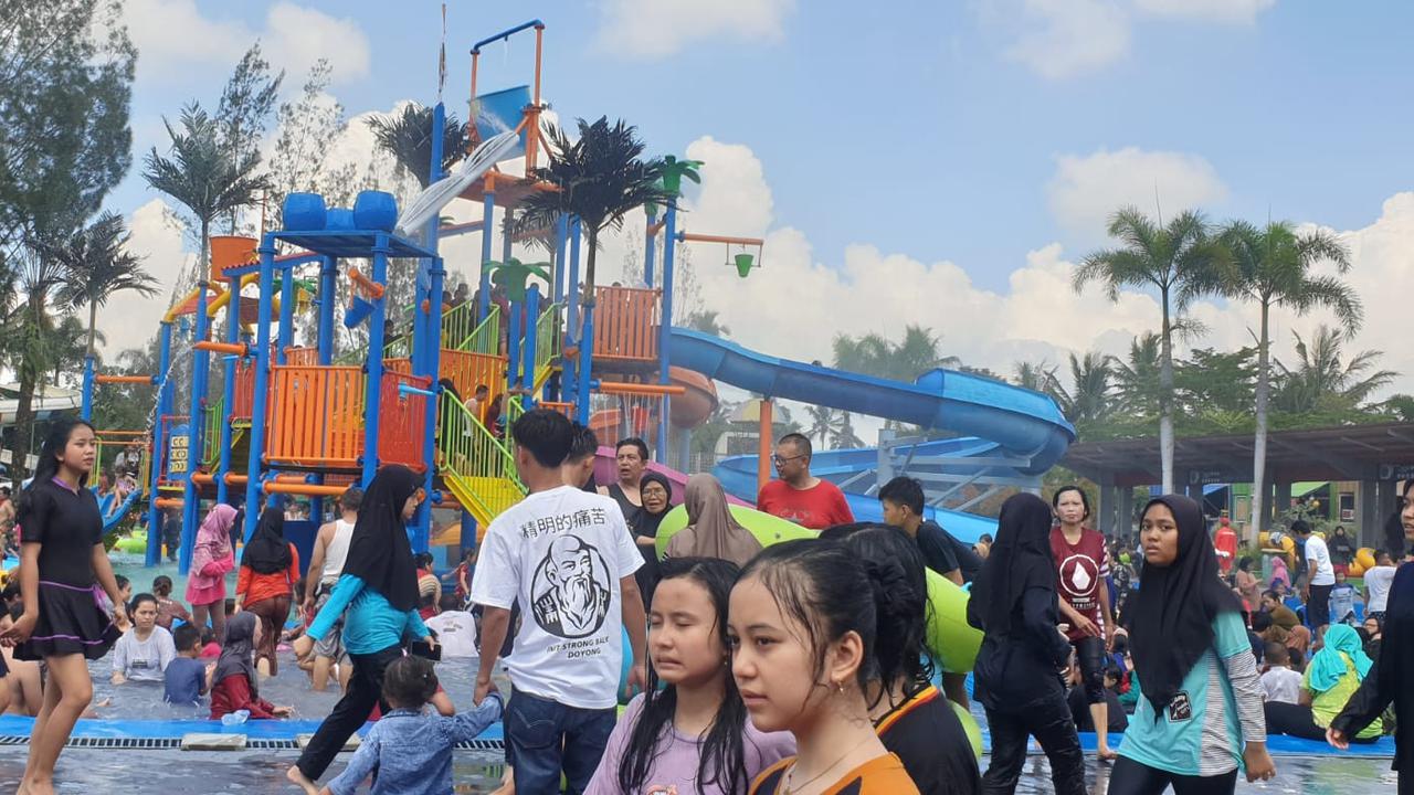 Cuti Lebaran 2023, Ribuan Pengunjung Padati Taman Air Sabda Alam Cipanas Garut