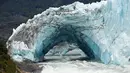 Fenomena dinding es raksasa dari Gletser Perito Moreno saat runtuh di Taman Nasional Los Glaciares, Argentina, Sabtu (10/3). Runtuhnya dinding es itu tak ada hubungannya dengan perubahan iklim dan justru berhubungan dengan fisika. (Walter Diaz/AFP)