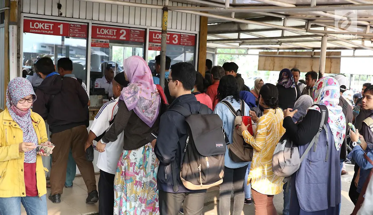 Sejumlah calon penumpang antre membeli tiket kertas di Stasiun Depok Baru, Jawa Barat, Senin (23/7). Pembaruan sistem pembelian tiket elektronik memaksa penumpang membeli tiket kertas seharga Rp3.000 untuk semua stasiun. (Liputan6.com/Immanuel Antonius)