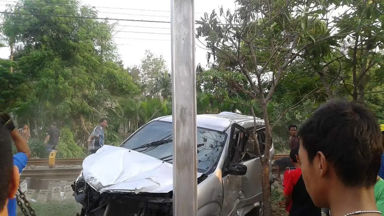 20151225-Kecelakaan Kereta-Avanza-Tanah Kusir-Jakarta1
