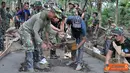 Citizen6, Madura: Hal itu terlihat dari antusiasnya masyarakat yang hadir dalam kegiatan tersebut. Mulai dari para orang tua, pemuda berbaur bersama Prajurit Korps Marinir membangun jembatan dalam suasana keakraban. (Pengirim: Roby)