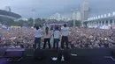 Grup band Wali saat tampil pada hari kedua gelaran KapanLagi Buka Bareng (KLBB) Festival 2026 di Stadion Madya, Kompleks Gelora Bung Karno, Senayan, Jakarta, Minggu 1 Maret 2026. (Dok/Kapanlagi Youniverse)