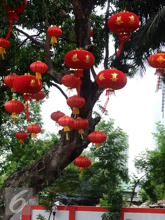 Sejumlah lampion telah terpasang di Vihara Amurva Bhumi, Jakarta, Minggu (31/1/2016). Pemasangan lampion jelang perayaan Tahun Baru Imlek 2567 merupakan simbol pengharapan keberkatan dan keberuntungan di tahun mendatang. (Liputan6.com/Helmi Fithriansyah)