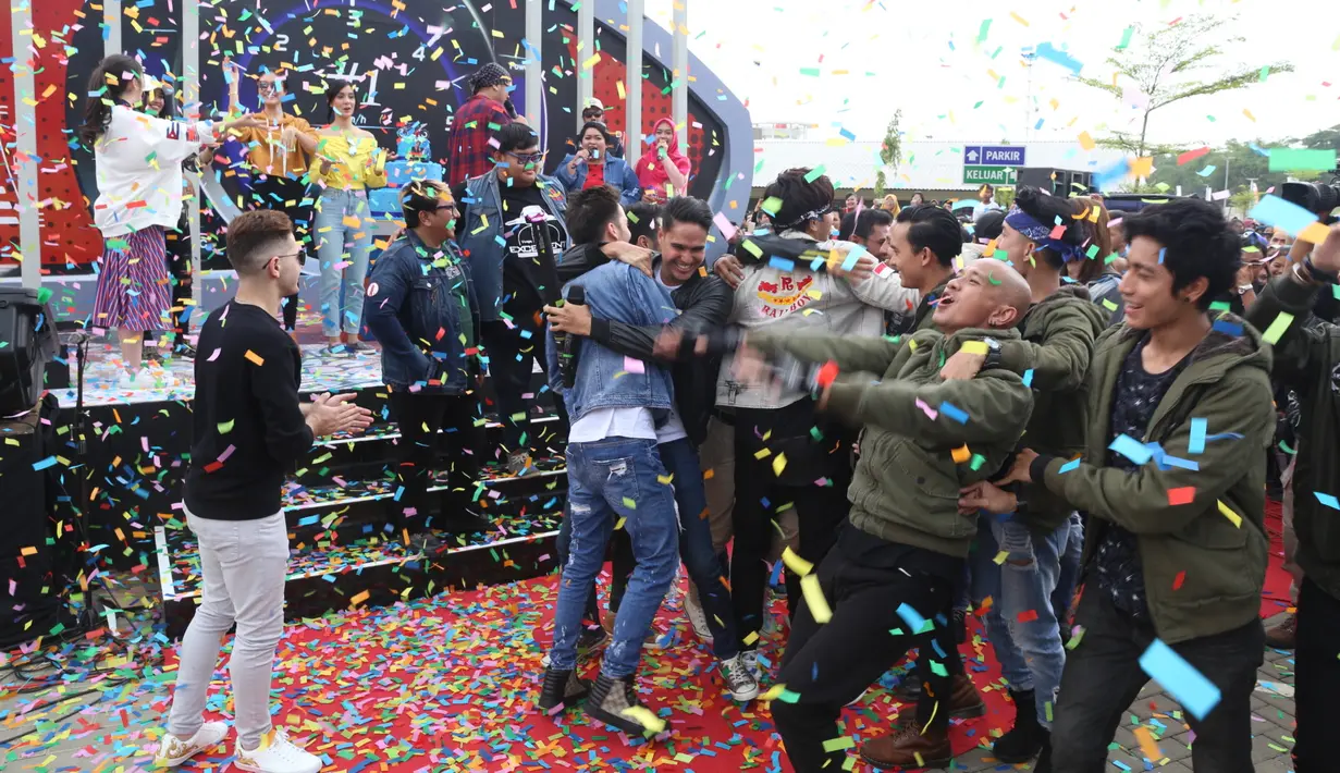 Masih dalam perayaan satu tahun tayang, kali ini stasiun SCTV merayakan ulang tahun pertama sinetron produksi Sinemart tersebut. Acara Meet and Greet digelar untuk menyapa para penggemarnya. (Nurwahyunan/Bintang.com)