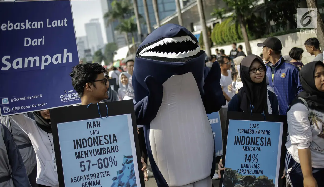 Badut Hiu ikut meramaikan aksi kampanye tentang kehidupan biota laut saat CFD di Kawasan Bunderan HI, Jakarta, Minggu (4/3). Mereka mengajak masyarakat untuk menjaga lautan dari sampah dan terumbu karang dari kerusakan. (Liputan6.com/Faizal Fanani)