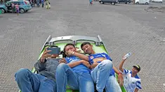 Bobotoh asal Cikampek beristirahat sambil berfoto di Rest Area 147, Bandung, Minggu (7/5/2017).  Bobotoh dengan berbagai jenis kendaraan menuju Stadion GBLA untuk mendukung Persib Bandung melawan Persipura. (Bola.com/Nicklas Hanoatubun)