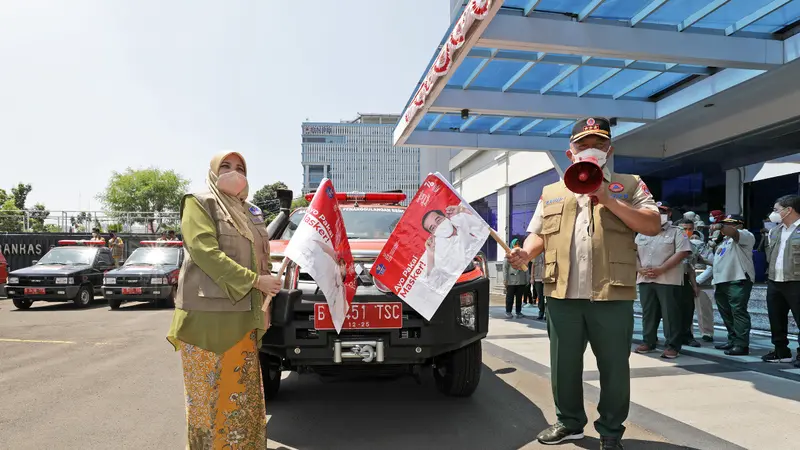 Ketua Satgas Penanganan COVID-19 Letjen TNI Ganip Warsito melepas keberangkatan Mobil Makser BNPB beserta para rombongan. (Dok BNPB)