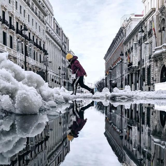 8 Jepretan Suasana Kota di Genangan Air Ini Unik, Terlihat Bak Lukisan