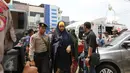 Warga Negara Asing (WNA) yang diamankan petugas saat razia terkait pemalsuan dokumen di kawasan Petamburan, Jakarta, Jumat (29/1). Diduga razia tersebut terkait kasus penggerebekan sabu ratusan kilogram di Jepara. (Liputan6.com/Herman Zakharia)