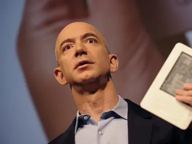 CEO Amazon Jeff Bezos mengadakan konferensi pers untuk mengungkap Kindle 2, versi terbaru dari pembaca elektronik populer Amazon, di New York, Amerika Serikat, 9 Februari 2009. Orang terkaya di dunia Jeff Bezos memutuskan mundur dari jabatannya sebagai CEO Amazon. (EMMANUEL DUNAND/AFP)