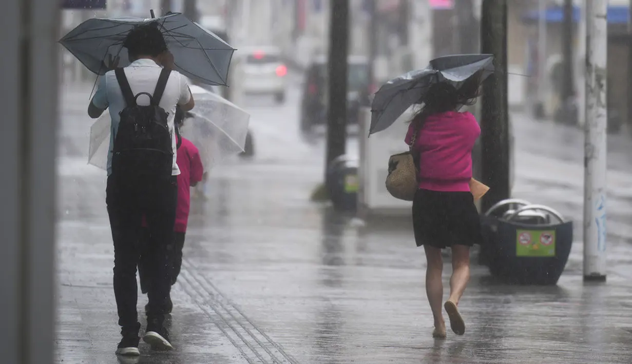 <p>Badan Meteorologi Jepang menyatakan, hingga Kamis sore, badai tersebut bergerak ke arah utara-timur laut dengan kecepatan 15 km/jam dan terpantau pada posisi sekitar 190 km sebelah barat daya Kota Naha. (AP Photo/Hiro Komae)</p>