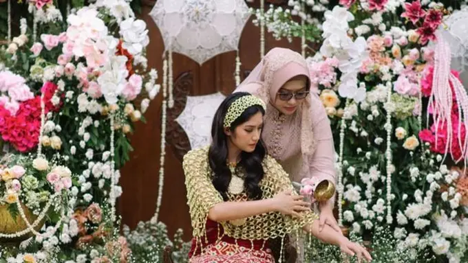 Momen haru pernikahan Ochi Rosdiana. (credit: instagram.com/thepotomoto)