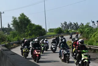 Pemudik kendaraan bermotor masuk ke Pelabuhan Bakauheni, Lampung Selatan. Foto (Liputan6.com/Ardi)