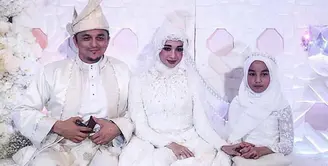 Laudya Cynthia Bella kini sudah resmi menjadi istri dari duda asal Malaysia bernama Engku Emran. Jum’at (8/9/2017), petang hari waktu setempat, Bella dan Emran melangsungkan akad nikah di Kuala lumpur, Malaysia. (Instagram/bellaengkuemran)