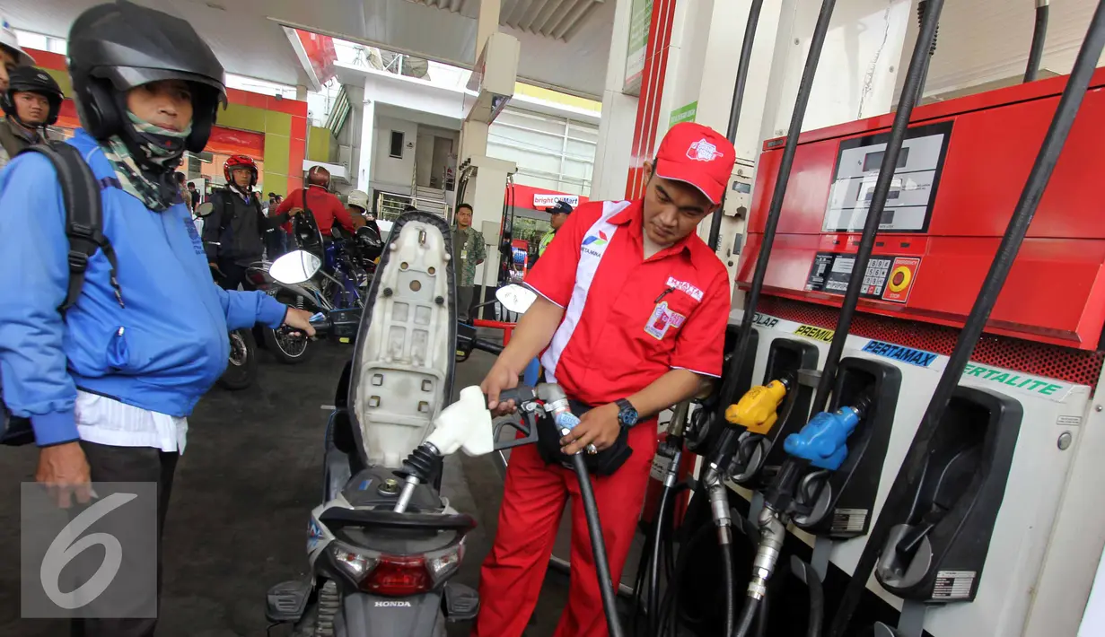 Petugas SPBU saat melayani pengemudi motor untuk menuangkan BBM jenis Pertalite di SPBU Coco, Abdul Muis, Jakarta, Jumat (25/7/2015). Partalite dijual dengan harga Rp.8400 perliter. (Liputan6.com/Helmi Afandi)
