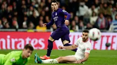 Pemain Real Madrid, Brahim Diaz (tengah) melepaskan tendangan ke arah gawang Athletic Bilbao selama pertandingan sepak bola La Liga Spanyol di Stadion Santiago Bernabeu, Madrid, Spanyol, Minggu, 31 Maret 2024. (AP Photo/M. Gracia Jimenez)