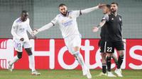 Real Madrid masih terlalu perkasa bagi FC Sheriff. Karim Benzema dan kawan-kawan meraih kemenangan tiga gol tanpa balas ketika bertamu ke markas FC Sheriff, Rabu (24/11/2021). (AP/Sergei Grits)