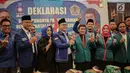 Ketua Umum Partai Amanat Nasional Zulkifli Hasan (ketiga kiri) bersama Ketum Partai Idaman Rhoma Irama (ketiga kanan) bersalaman saat deklarasi bergabungnya Partai Idaman ke PAN di Jakarta, Sabtu (12/5). (Liputan6.com/Faizal Fanani)