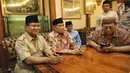 Bakal calon Presiden Prabowo Subianto dan Bakal Cawapres Sandiaga Uno berbincang dengan Ketum PBNU KH Said Aqil Siroj saat kunjungan ke kantor PBNU, Jakarta, Kamis (16/8). (Liputan6.com/Faizal Fanani)
