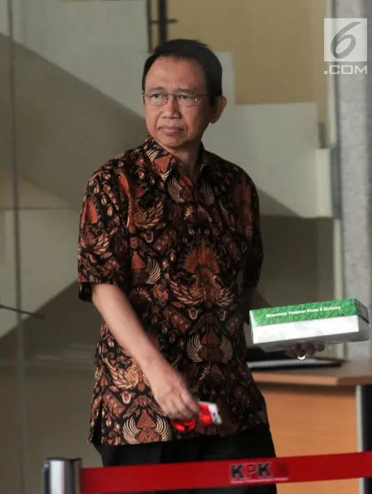 Mantan ketua DPR Marzuki Alie usai menjalani pemeriksaan di Gedung KPK, Jakarta, Selasa (26/6). Marzuki Alie tampak menenteng nasi kotak usai menjalani pemeriksaan. (Merdeka.com/Dwi Narwoko)