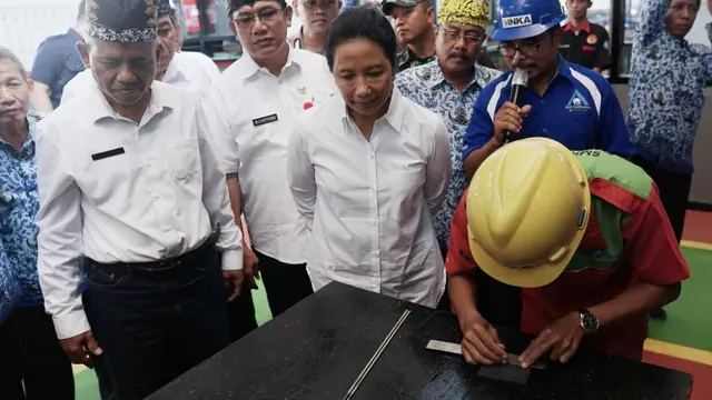 Menteri BUMN Rini M. Soemarno meninjau progres pembangunan workshop atau pabrik kereta api milik PT Industri Kereta Api (Persero) di Banyuwangi, Jawa Timur. (Dok Kementerian BUMN)