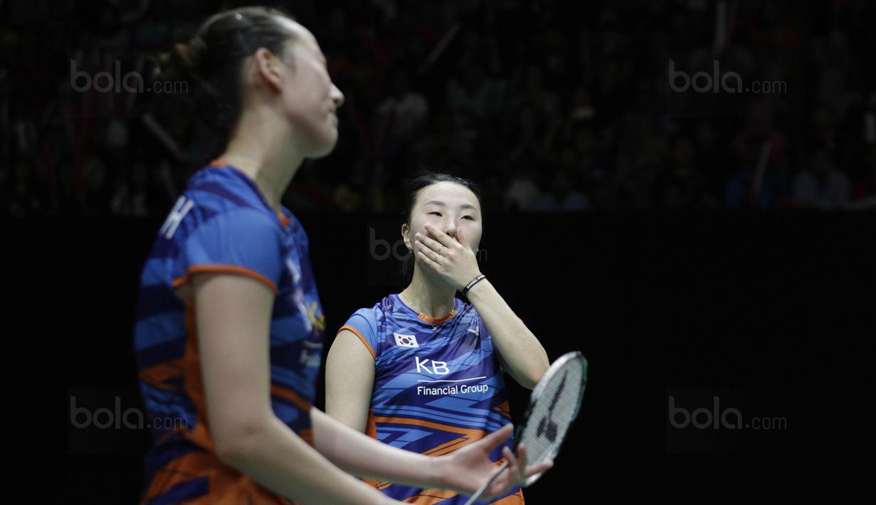 Ganda putri Korsel, Lee So-hee/Shin Seung-chan saat melawan wakil Indonesia, Greysia Polii/Apriyani Rahayu, pada laga Indonesia Masters 2018 di Istora Senayan, Sabtu (27/1/2018). Greysia/Apriyani menang 21-11, 17-21, 21-17. (Bola.com/M Iqbal Ichsan)
