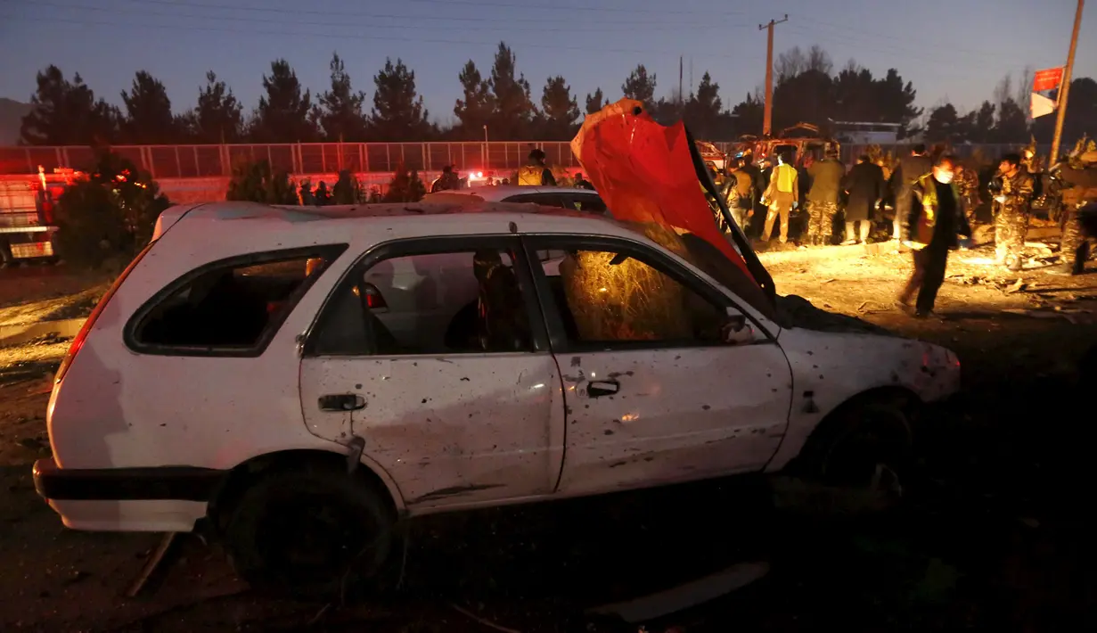 Polisi Afghanistan memeriksa lokasi meledaknya sebuah bom mobil di dekat Kedutaan Besar Rusia di Kabul, Rabu (20/1). Belum ada pihak yang mengaku bertanggung jawab atas peristiwa ini.  (REUTERS/Omar Sobhani)