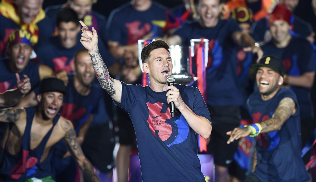 Lionel Messi dan para pemain Barcelona merayakan gelar liga Champions setelah mengalahkan Juventus 3-1 di Stadion Camp Nou, Barcelona, (7/6/2015).  (AFP Photo/Josep Lago)