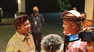 Momen keakraban Gubernur DKI Jakarta, Anies Baswedan (kiri) dengan Gubenur Jawa Tengah, Ganjar Pranowo