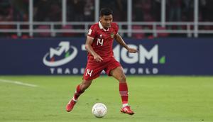 Pemain Timnas Indonesia,&nbsp;Asnawi Mangkualam&nbsp;mengontrol bola dalam laga Grup A Piala AFF 2022 melawan Kamboja yang berlangsung di Stadion Utama Gelora Bung Karno, (SUGBK), Jumat (23/12/2022). (Bola.com/Abdul Azis)