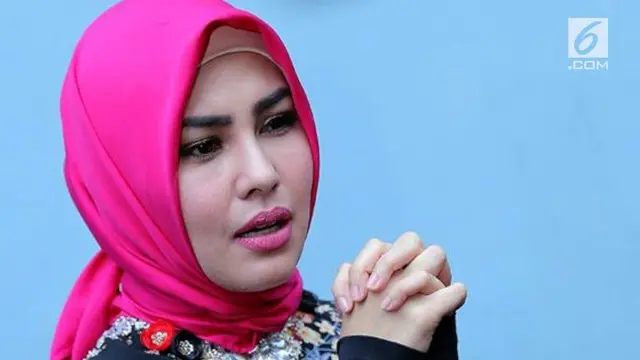 Ramadan 2018 menjadi yang pertama bagi Kartika Putri usai berhijrah. Ia memilih fokus beribadah pada bulan suci kali ini, salah satunya dengan menjalani puasa Ramadan di Tanah Suci Mekkah.