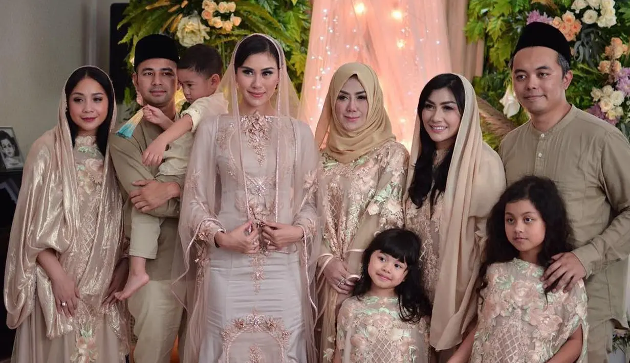 Pada acara tersebut, Nagita tampil cantik dengan mengenakan busana yang kembaran dengan anggota keluarga lainnya. (Foto: instagram.com/nissyaa)