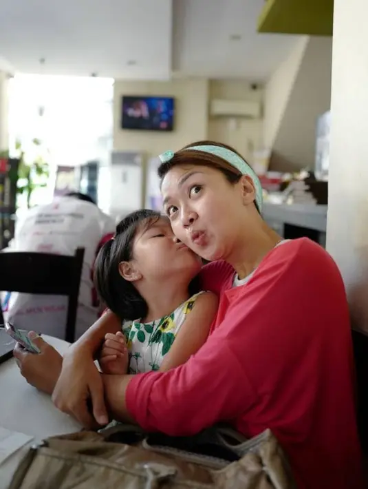 Jarang muncul di televisi, namun Panda masih menggeluti sebagai pembawa acara, dan pastinya sangat menikmati perannya menjadi seorang ibu. Lihat deh, keduanya terlihat sangat hangat berpelukannya. (Instagram/pandasuper)