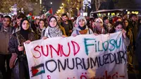 Gelombang aksi unjuk rasa muncul di Istanbul, Turki untuk memprotes tindakan Israel mencegat armada Global Sumud Flotilla (GSF) yang membawa bantuan kemanusiaan ke Gaza. (KEMAL ASLAN/AFP)