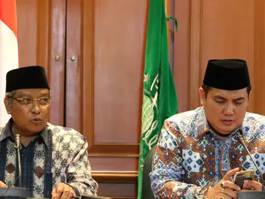 Ketua Umum PBNU, KH Said Aqil Siradj (kiri) didampingi Sekjen PBNU Helmy Faishal Zainidi memberikan keterangan pers di kantor PBNU, Jakarta, Kamis (25/5). (Liputan6.com/Angga Yuniar)