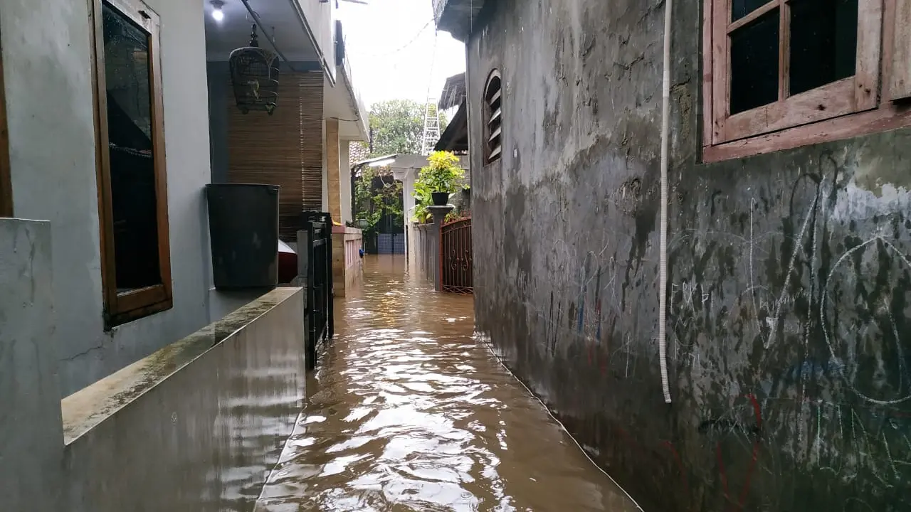 Banjir merendam permukiman warga di RT 003 dan RT 004/RW 05, Jalan Pepaya 5, Jagakarsa, Jakarta Selatan, Sabtu (20/2/2021).