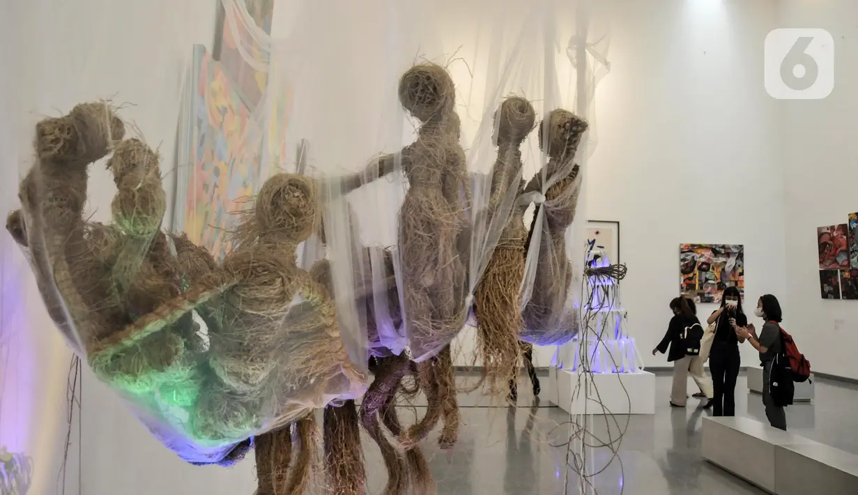 Pengunjung menghadiri pameran di Ruang Galeri Seni, Taman Ismail Marzuki (TIM), Cikini, Menteng, Jakarta Pusat, Rabu (8/6/2022). Pameran ini merupakan rangkaian dari perhelatan HUT ke-495 DKI Jakarta serta kegiatan perdana pascarevitalisasi TIM. (merdeka.com/Iqbal S. Nugroho)