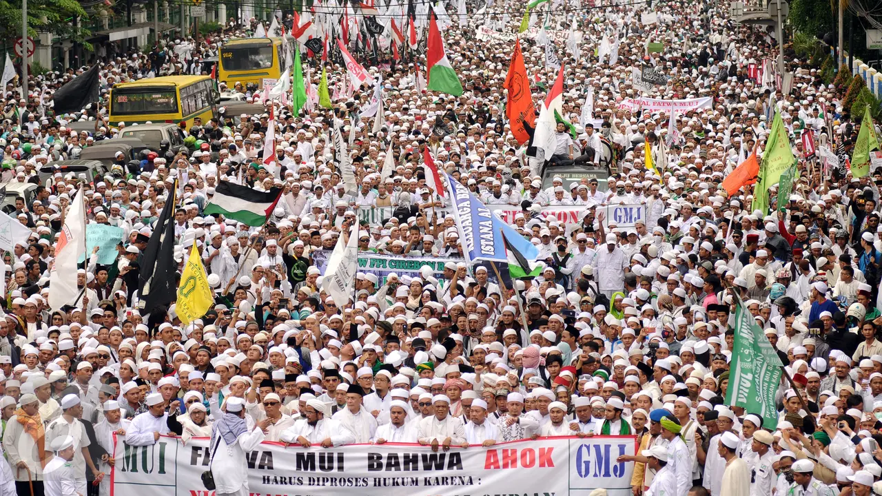 20161014-Ratusan-Ribu-Umat-Muslim-Tuntut-Ahok-Mundur-HEL