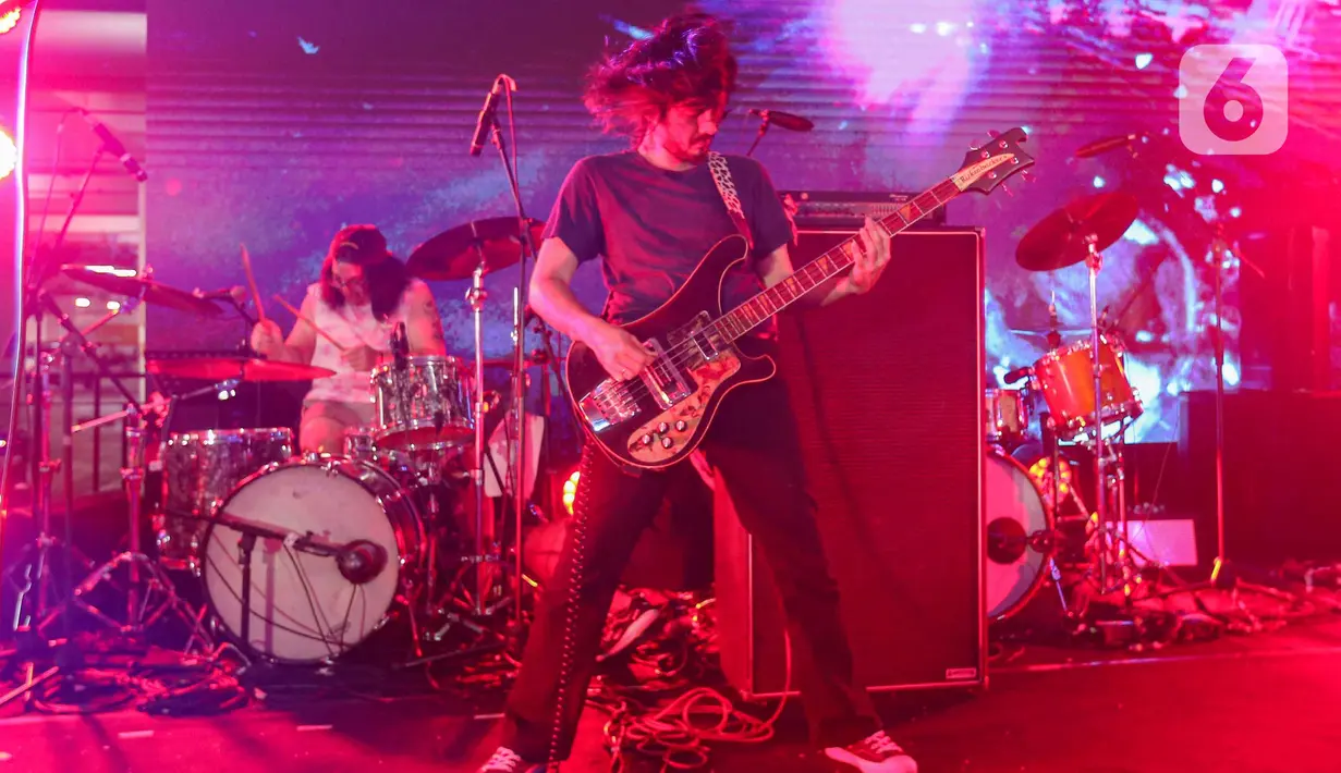 Band ini beranggotakan John Paul Patton (vokal utama/bass), Rey Marshall (gitar/vokal latar) dan I Gusti Vikranta (drum/vokal latar). (Liputan6.com/Angga Yuniar)