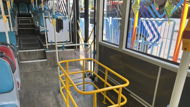 Tampilan dalam dan luar bus Transjabodetabek rute Blok M menuju Bandara Soekarno-Hatta (SH2).