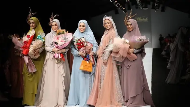 5 Potret Pesona Dewi Perssik dengan Balutan Hijab di Jakarta Fashion Week 2020