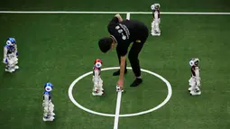 Wasit menaruh bola saat akan memulai pertandingan sepak bola robot RoboCup Asia-Pacific Tianjin Invitational Tournament 2019 di Tianjin, China, Jumat (17/5/2019). (REUTERS/Jason Lee)