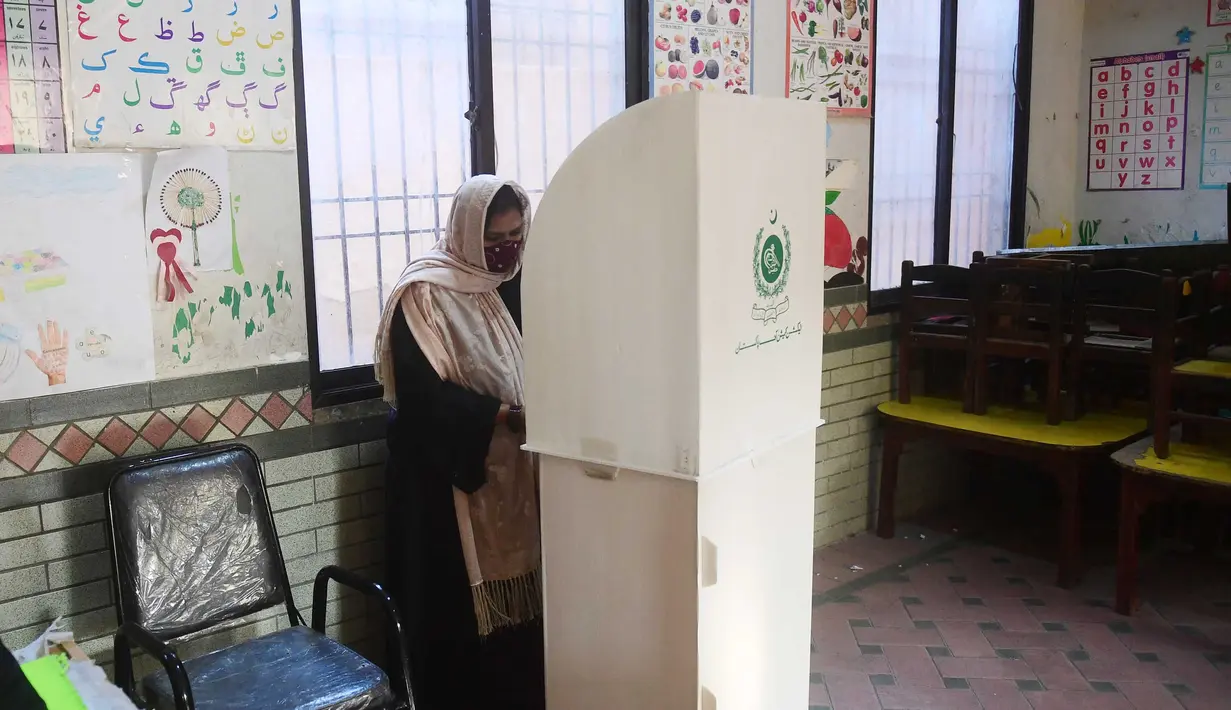 Pemilih saat menggunakan hak untuk memilih di sebuah tempat pemungutan suara dalam pemilihan umum nasional Pakistan di Karachi pada 8 Februari 2024. (Asif HASSAN/AFP)