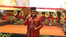 Sekjen PDIP Hasto Kristiyanto memberikan sambutan saat acara Tasyakuran HUT ke-46 PDIP di Tugu Proklamasi, Jakarta, Sabtu (20/7/2019). Dalam tasyakuran tersebut, digelar pertunjukkan wayang kulit dengan mengambil lakon "Aji Norontoko". (Liputan6.com/Herman Zakharia)
